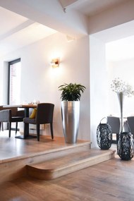 Exkluzívny kvetináč CITY, sklolaminát, výška 80 cm, strieborná metalíza