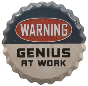 Farebná guľatá cedule WARNING GENIUS AT WORK s úmyselným odrením - 13 * 2 cm