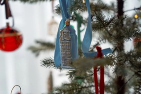 Bella Rose Sklenená vianočná ozdoba Domček Svetlomodrý Mat