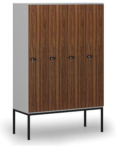 Drevená šatníková skrinka S4 s podnožou, 4 oddiely, 1871 x 1200 x 500 mm, demont, mechanický kódový zámok, sivá/orech