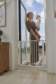 Zábrana na schody a dvere bielej farby
