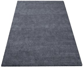 Moderný huňatý koberec v krásnej antracitovej farbe