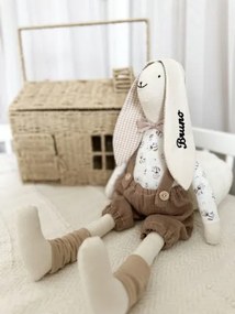 Plyšový králik v béžovom overale s menom dieťaťa