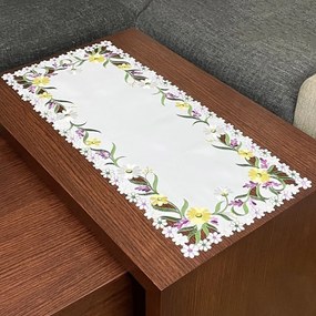 Biely obrus s jemnou výšivkou jarných kvetov Šírka: 60 cm | Dĺžka: 120 cm