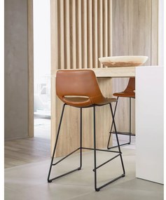 Koňakovohnedá barová stolička z imitácie kože (výška sedadla 65 cm) Zahara – Kave Home
