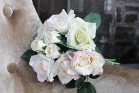 Biela kytička ruží s ružovým odtieňom s pukmi