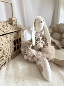 Plyšový zajačik jarné kvety v béžovej sukni s menom dieťaťa