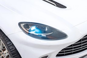 Ramiz Aston Martin DBX na batérie pre deti Biely + diaľkové ovládanie + EVA + pásy + pomalý štart + LED zvuk