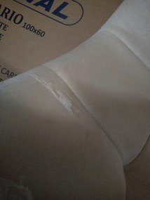 AKCIA Béžová zamatová stolička KARA s čiernymi nohami II. akosť