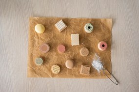 Jabadabado Drevená dóza na sušienky s 12 druhmi koláčikov – detská hra na obchod