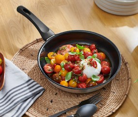 Profesionálna panvica z ušľachtilej ocele s kvalitnou keramickou povrchovou úpravou, priemer cca 24 cm