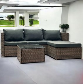 Hnedá ratanová súprava so stolíkom a sivými vankúšmi