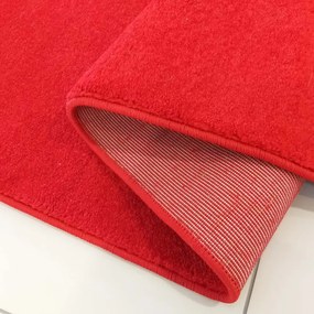 Jednofarebný koberec červenej farby