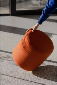 Vlnený taburet v terakotovej farbe Folk – noo.ma