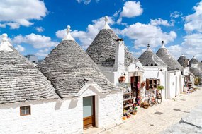 Fotografia White Trulli huts in summer, Alberobello, Puglia, Roberto Moiola / Sysaworld