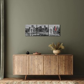 Obraz - Veľkomesto s červenou vežou (s hodinami) (90x30 cm)