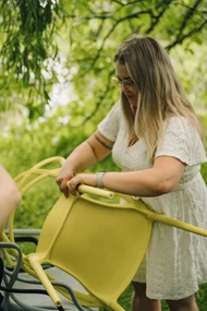 Svetlosivá plastová stolička KATO