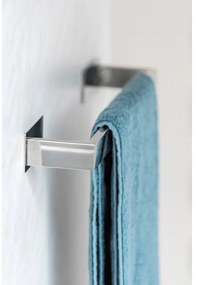 V lesklej striebornej farbe samodržiaci držiak na uteráky z nehrdzavejúcej ocele Genova – Wenko