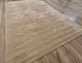 Béžový huňatý koberec Plush Deluxe s vysokým vlasom Rozmer: 60x100 cm