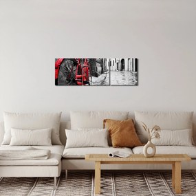 Obraz červeného kolesa na dláždenej ulici (s hodinami) (90x30 cm)
