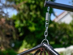 Čierne závesné kreslo KOKON so stojanom