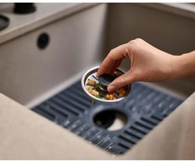 Protišmyková podložka do drezu 30x30 cm SinkShield – Joseph Joseph