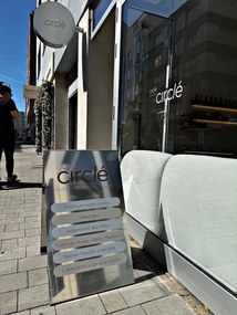 Toptabule.sk  Reklamný stojan Áčko - dizajnový kovový pútač MIRROR