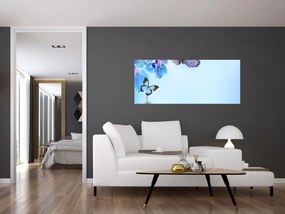 Obraz - Motýľ na kvetoch orchidey, modrý (120x50 cm)