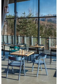 Modrá jedálenská stolička s podrúčkami z dubového dreva Flip – Gazzda