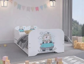 DomTextilu Roztomilá detská posteľ pre chlapca s levíkom v aute 160 x 80 cm  Biela 46817