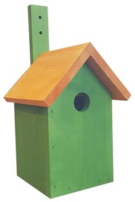 Zelená drevená búdka pre vtáčiky na hniezdenie