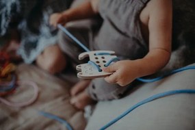 Montessori drevená prepletacia hračka - mačiatko