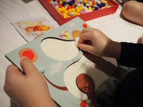 Výtvarná hra – koláž z brmbolcov – psíky