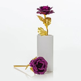 Dekoračná darčeková ruža AMY ako imitácia "zlatej ruže" vo fialovej farbe.
