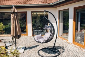 Čierne závesné kreslo KOKON so stojanom