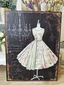 Čierna antik nástenná kovová ceduľa s figurínou v šatách - 25*33 cm