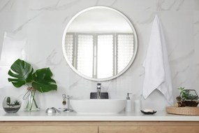 Moderné okrúhle zrkadlo do spálne v bielom ráme fi 90 cm