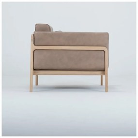 Svetlohnedé kreslo z byvolej kože konštrukciou z masívneho dubového dreva Gazzda Fawn