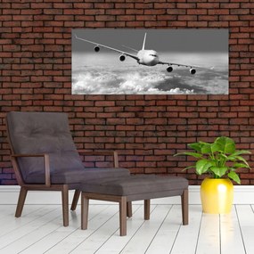 Obraz - Lietadlo v oblakoch, čiernobiele (120x50 cm)