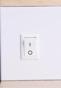 Drevená nástenná lampa + biela s poličkou LED 4000k - POSLEDNÝ KUS