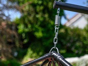 Čierne závesné kreslo KOKON so stojanom, svetlý vankúš