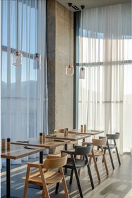 Čierna jedálenská stolička s podrúčkami z dubového dreva Flip – Gazzda