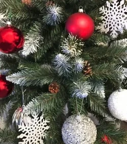 Čarovná vianočná borovica zdobená šiškami 220 cm s jemne zasneženými koncami