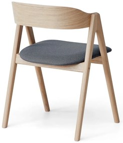 Jedálenská stolička z dubového dreva so sivým sedákom Findahl by Hammel Mette