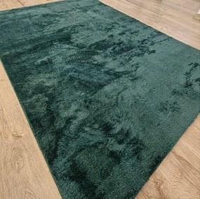 Zelený plyšový koberec Plush Deluxe – fľašková zelená Rozmer: 50x80 cm