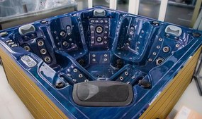 Akrylátová vírivka Everest - vystavený model, farba akrylu mramorovo-modrá, farba bočnice hnědá