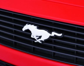 Ramiz Ford Mustang GT auto na batérie pre deti Červená