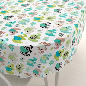 Biante Detský bavlnený oválny obrus Sandra SA-035 Zelené sloníky na bielom 140x220 cm