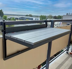 Závesný balkónový stolík na zábradlie