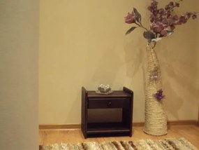 ComfortMatrace Nočný stolík z masívu ELIAS Barva: orech